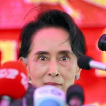 Aung San Suu Kyi memberikan keterangan pada media. (image taken from tibetsun.com)